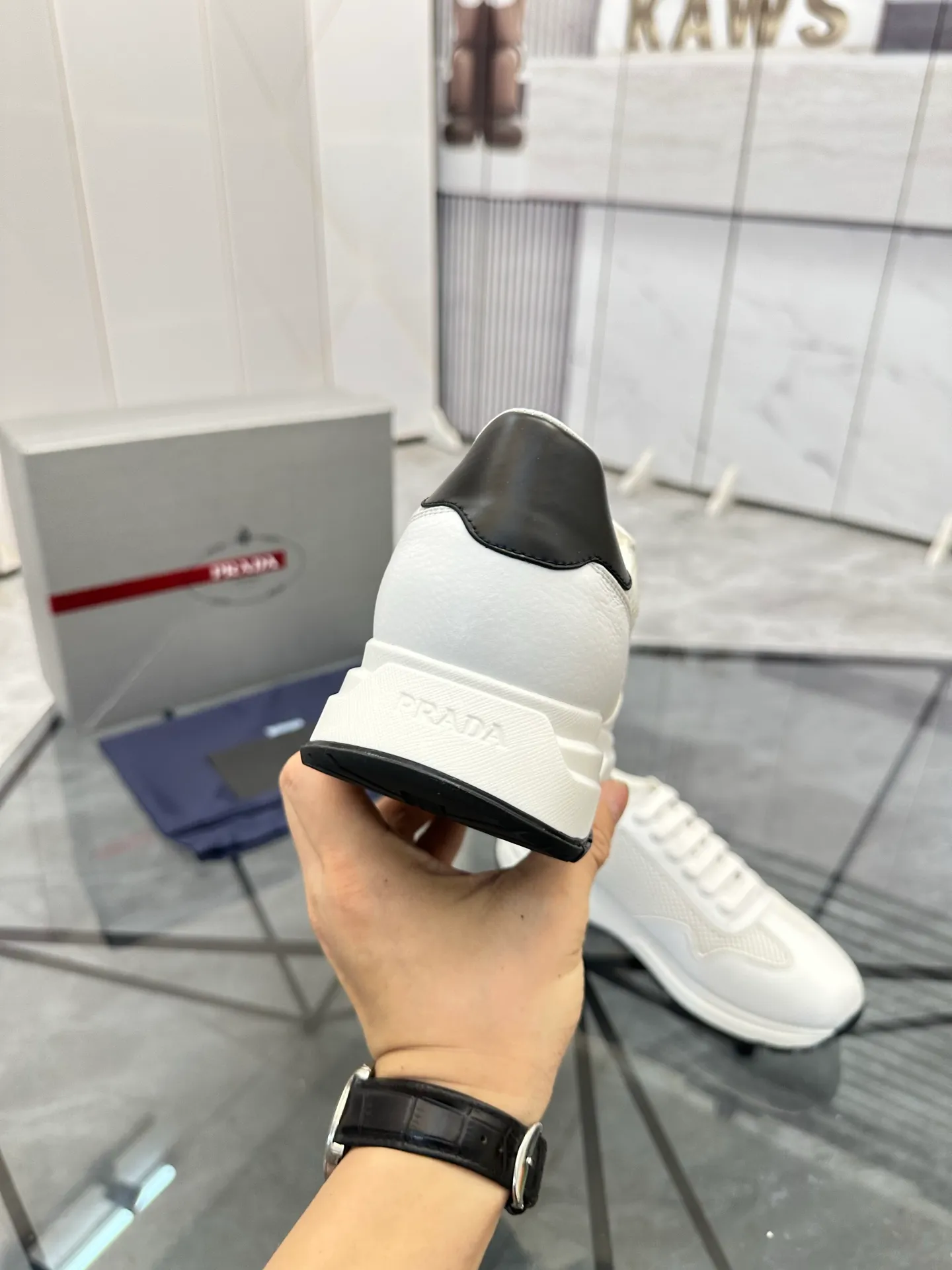 Men's shoes: 💰P600¥ High-end top quality Product trademark: Prada *"Prada*" low-top casual shoes Regular size: 38-45 (can be customized to 46) Product materials: imported first-layer cowhide stitching original material on the upper, water-dyed cowhide lining, cowhide foot pads, original outsole. No.: 001